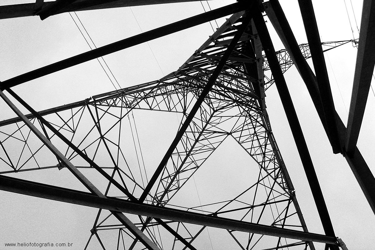 Torre metálica com fios elétricos